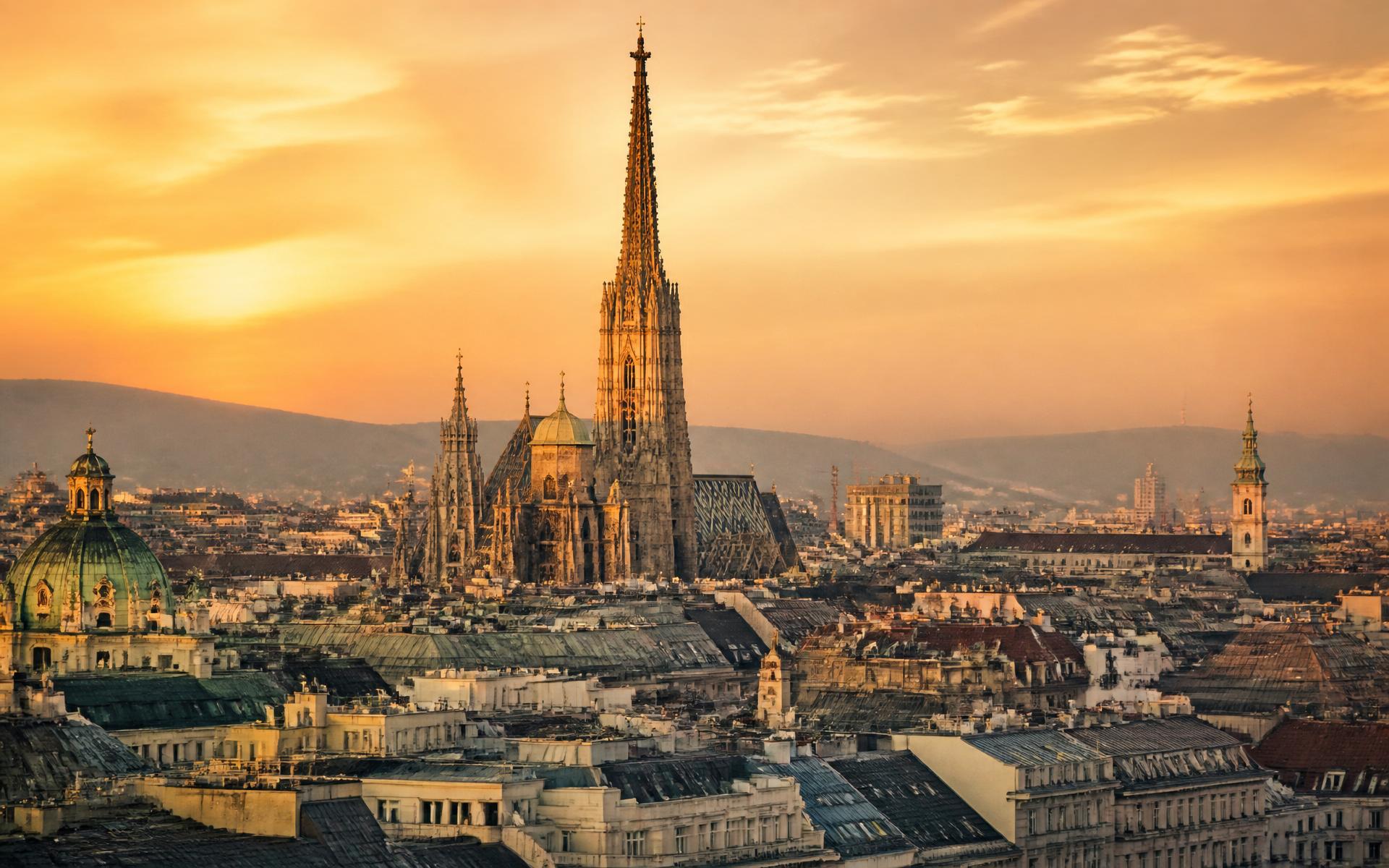 Wiener Skyline in der Abenddämmerung mit dem Turm des Stephansdoms über den historischen Dächern der Innenstadt