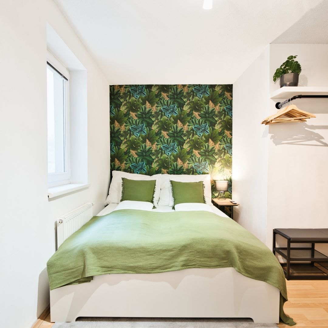 Schlafzimmer mit botanischer Tapete und warmem Licht